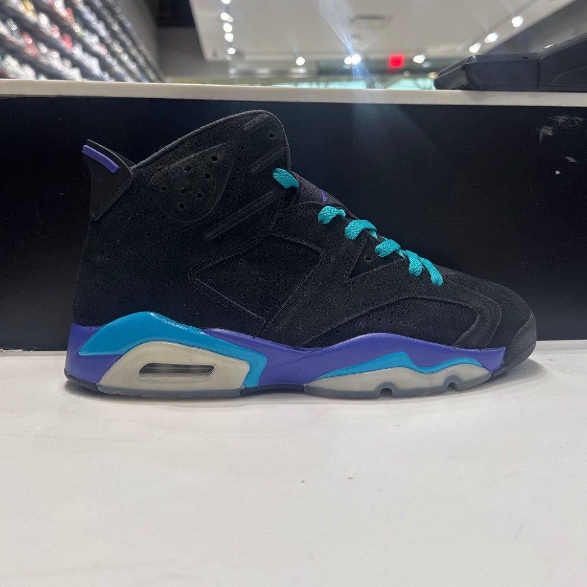 Jordan 6 Retro Aqua Size 11 (Lightly Worn Pre-Owned) - Image 1