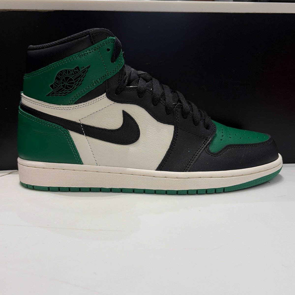 Jordan 1 Retro High Pine Green Size 10.5 (Lightly Worn Pre-Owned) - front