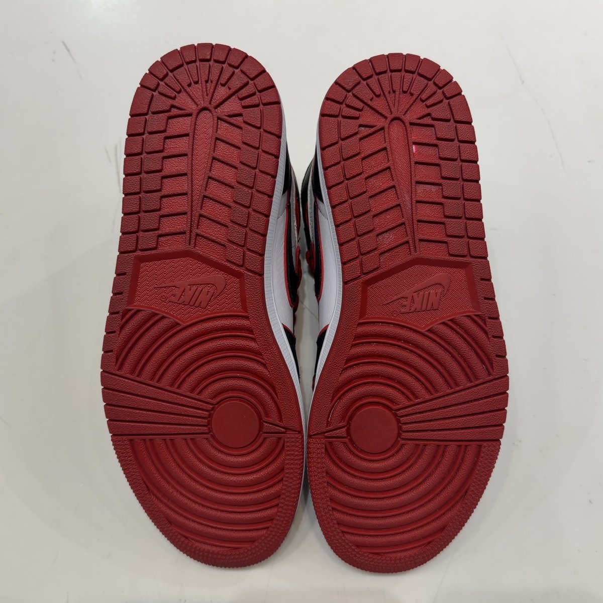 Jordan 1 Retro High Bloodline Size 8 (Tried On Pre-Owned) - aux