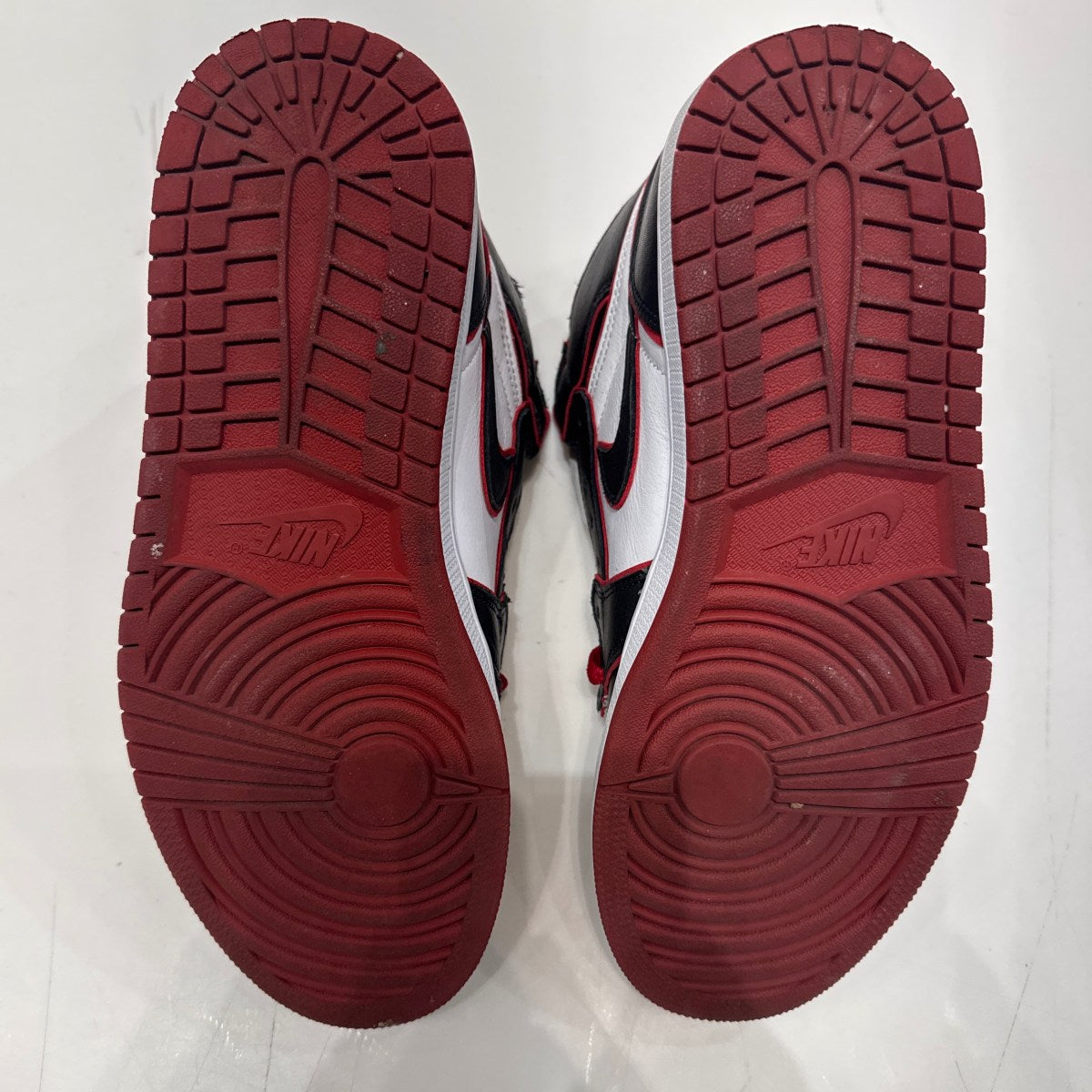 Jordan 1 Retro High Bloodline Size 8 (Moderately Worn Pre-Owned) - Image 6