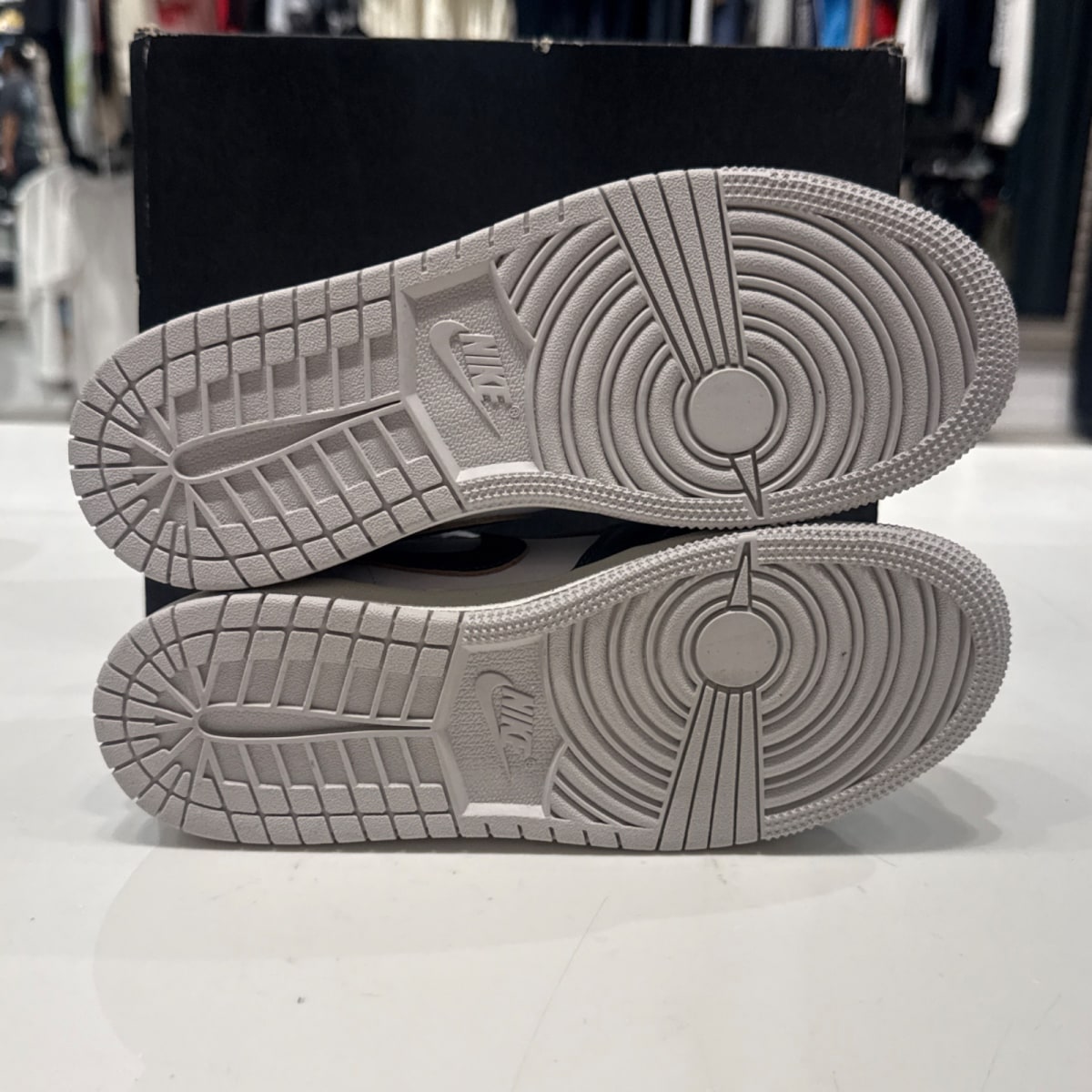 Jordan 1 Mid SE Oxidized Green (GS) - Image 5