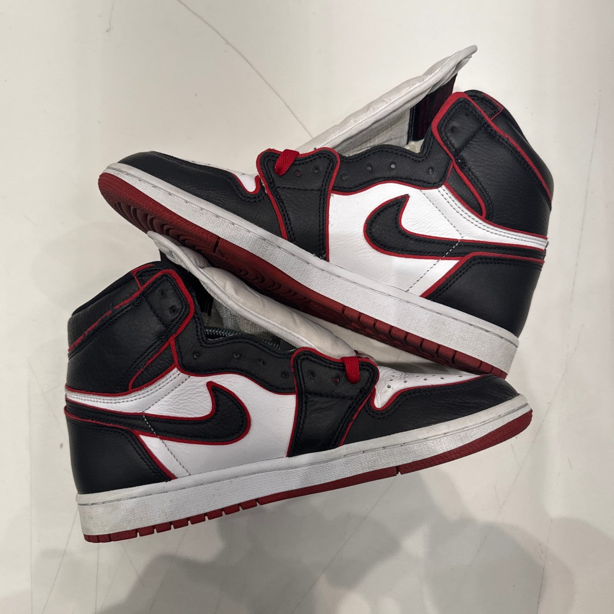 Jordan 1 Retro High Bloodline Size 8 (Moderately Worn Pre-Owned) - Image 3