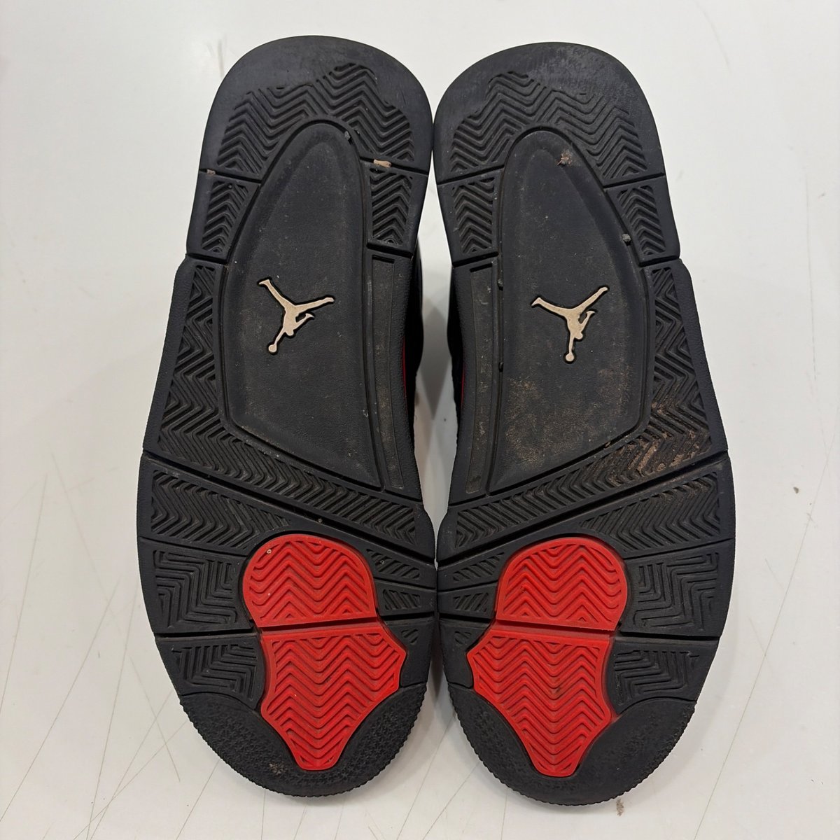 Jordan 4 Retro Red Thunder Size 9.5 (Moderately Worn Pre-Owned) - sole