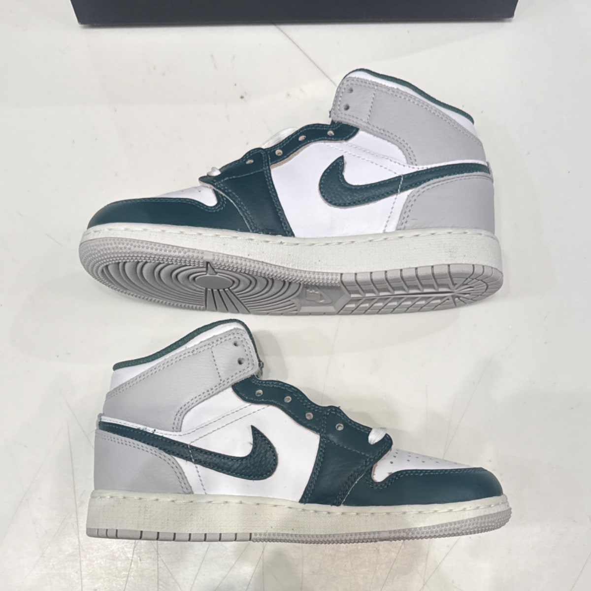 Jordan 1 Mid SE Oxidized Green (GS) - Image 3