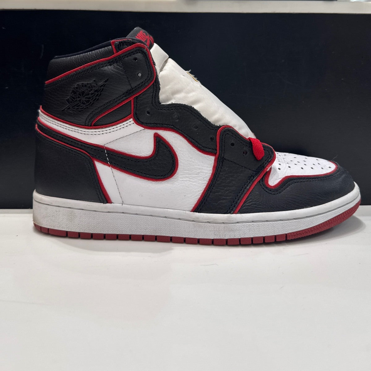 Jordan 1 Retro High Bloodline Size 8 (Moderately Worn Pre-Owned) - Image 1