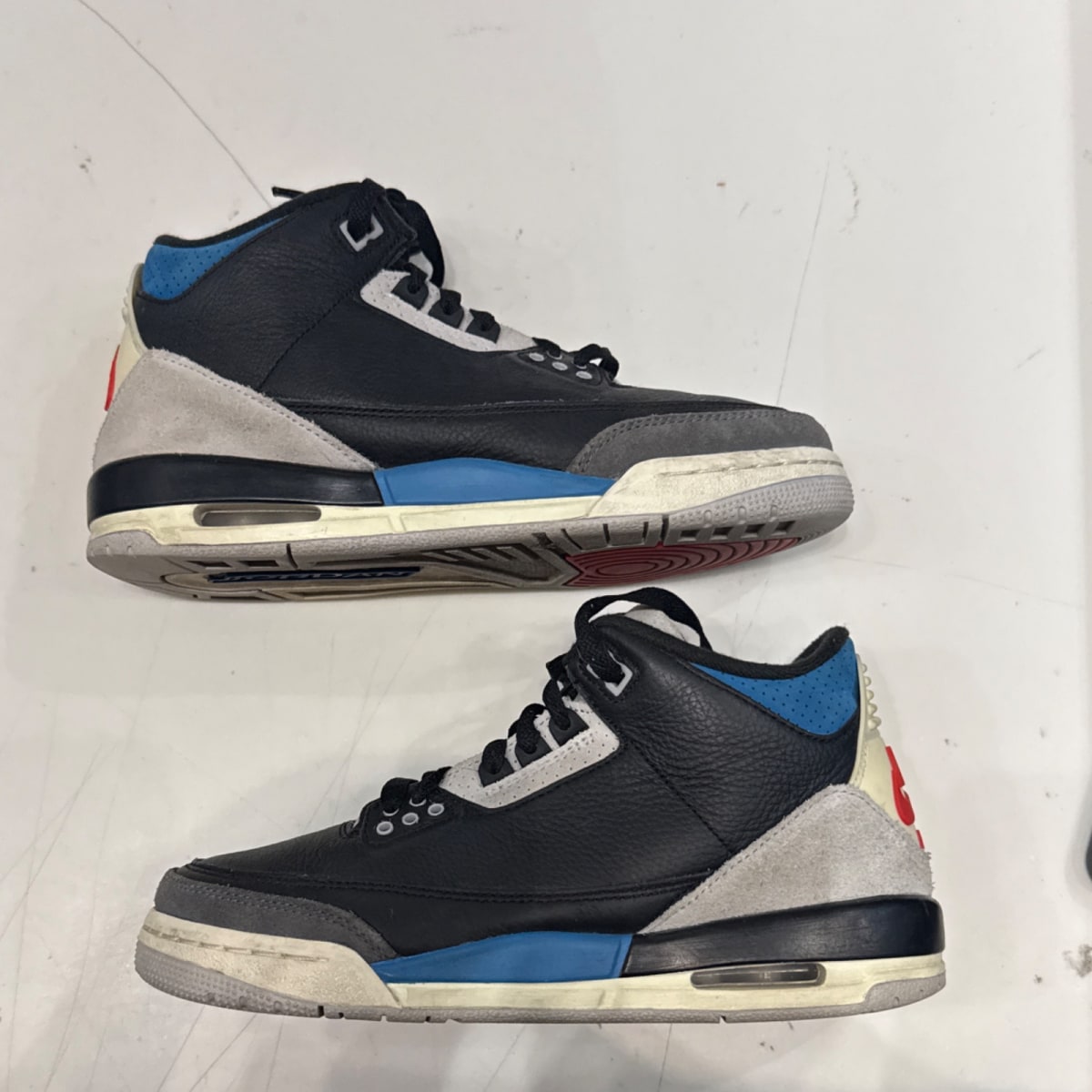 Jordan 3 Retro OG Rare Air (GS) Size 6.5Y (VNDS Pre-Owned) - Image 2