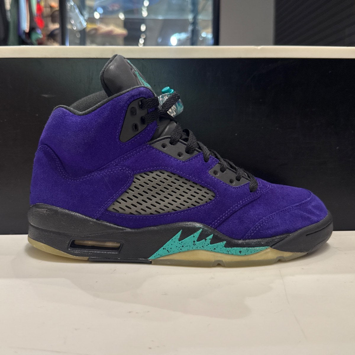 Jordan 5 Retro Alternate Grape Size 9 (Moderately Worn Pre-Owned) - Image 1