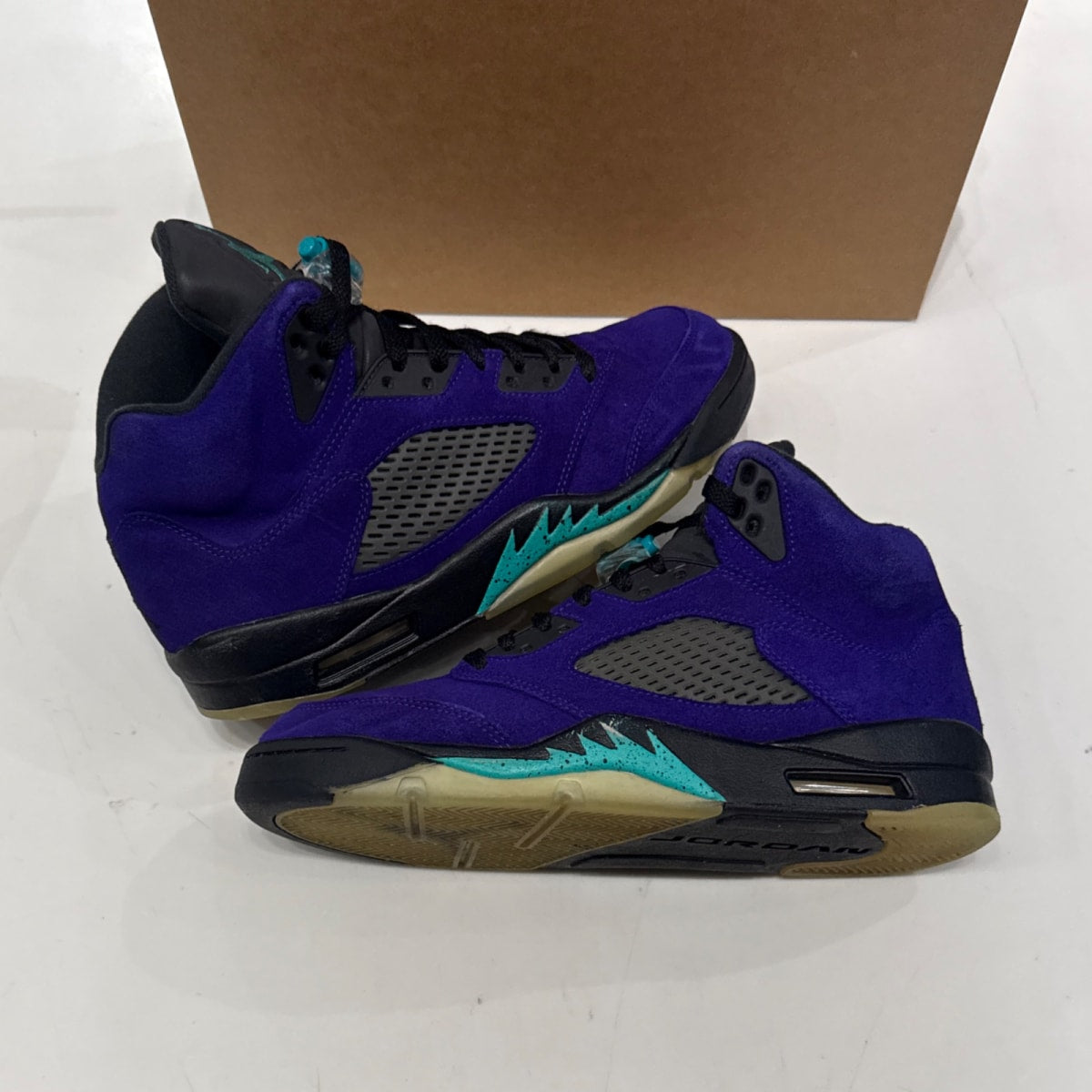 Jordan 5 Retro Alternate Grape Size 9 (Moderately Worn Pre-Owned) - Image 2
