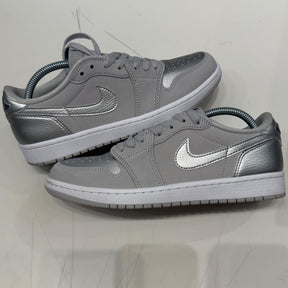 Jordan 1 Low OG Metallic Silver Size 8.5 (Lightly Worn Pre-Owned) - Image 2