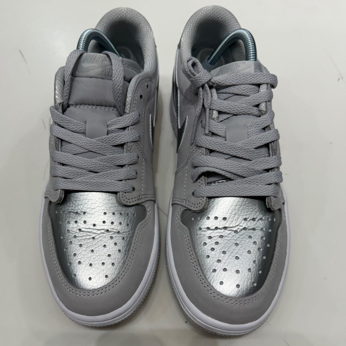Jordan 1 Low OG Metallic Silver Size 8.5 (Lightly Worn Pre-Owned) - Image 4