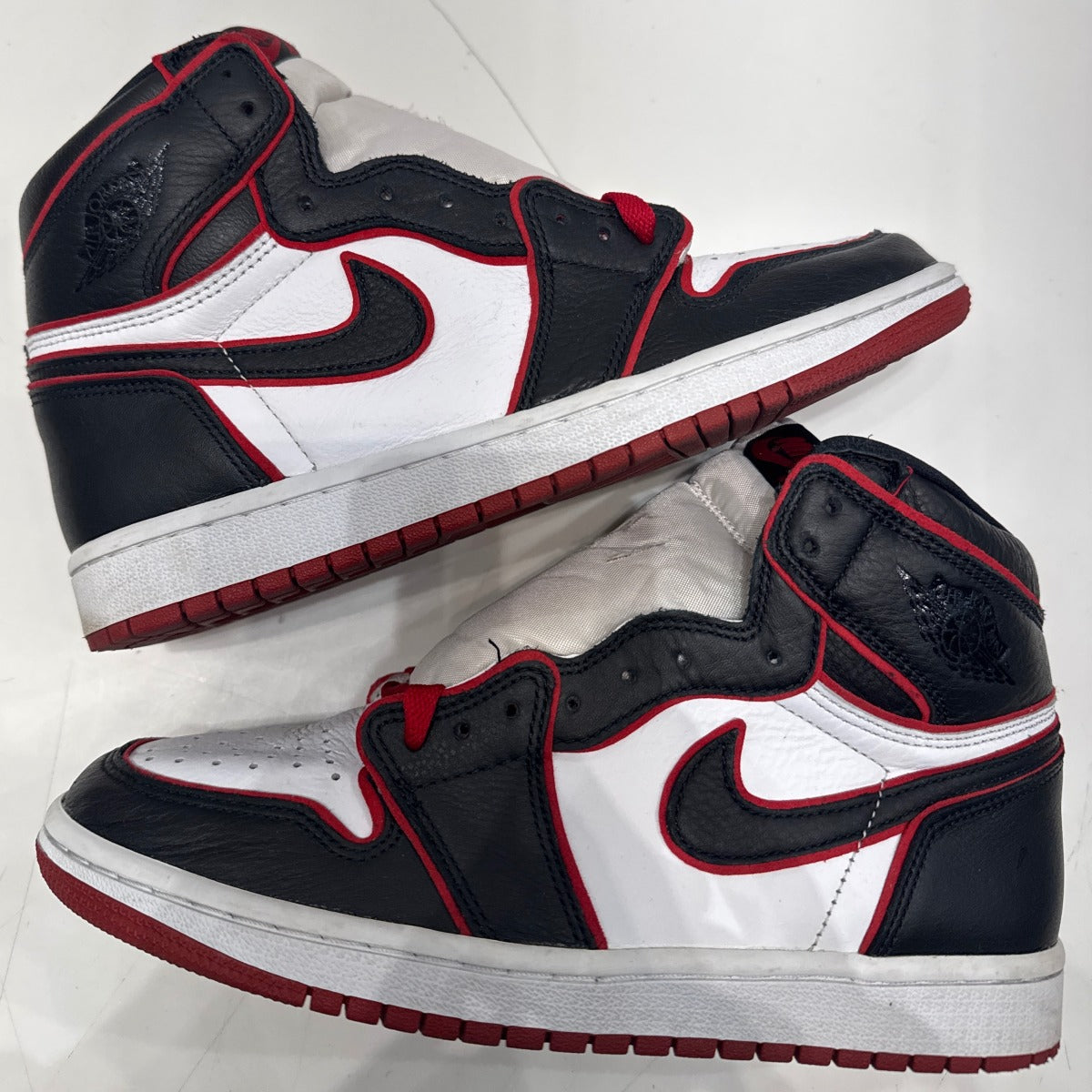 Jordan 1 Retro High Bloodline Size 8 (Moderately Worn Pre-Owned) - Image 2